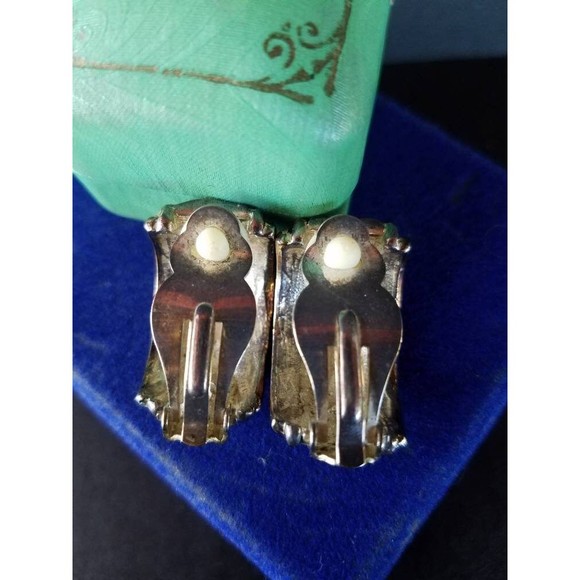 Two Toned Twisted Ribbed Clip-on Earrings - Picture 10 of 10